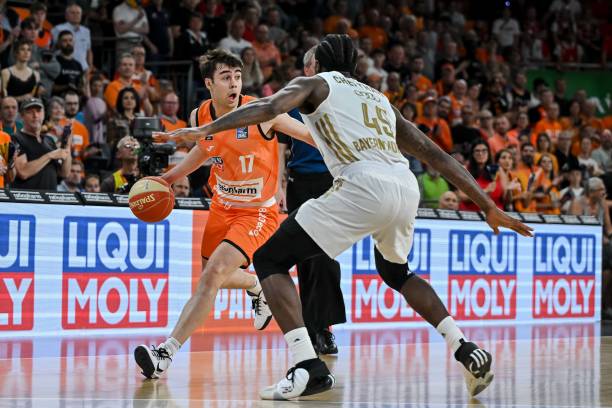 通过对中场 通过对中场